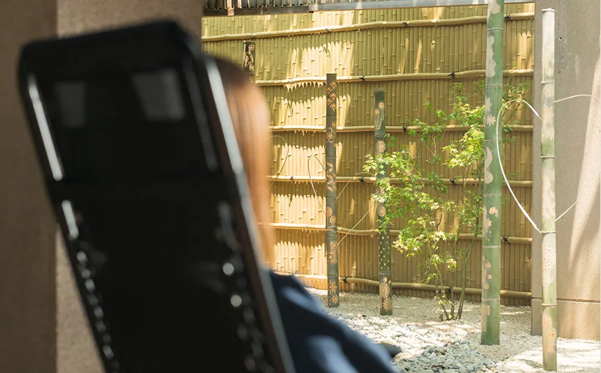 内湯・露天風呂から眺められる庭園